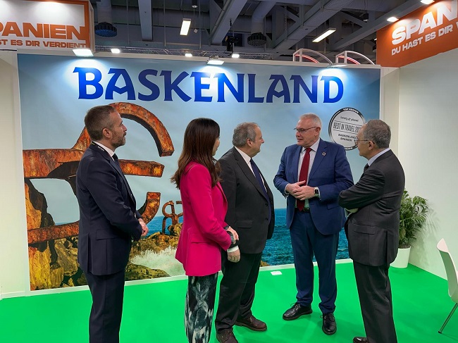 El director de Basquetour con los representantes de turismo del Gobierno español y el embajador de España en Berlin