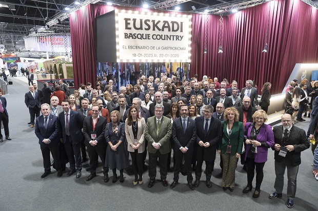 Familia-argazkia Euskadiko standaren inaugurazioan