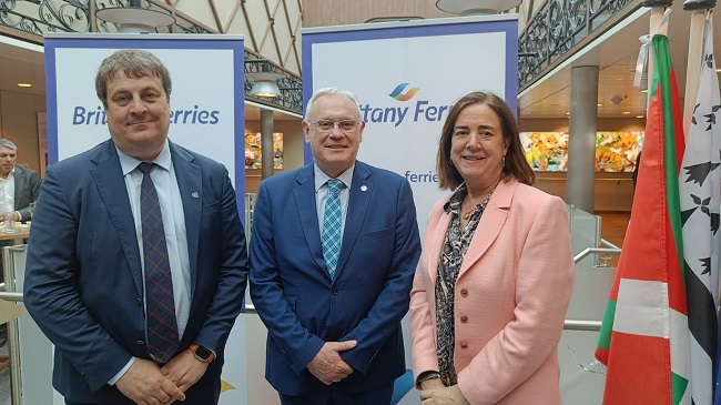 Daniel Solana junto con Roberto Castilla, director de Brittany Ferries España y Gloria Frau, responsable de cruceros de Bilbao Port