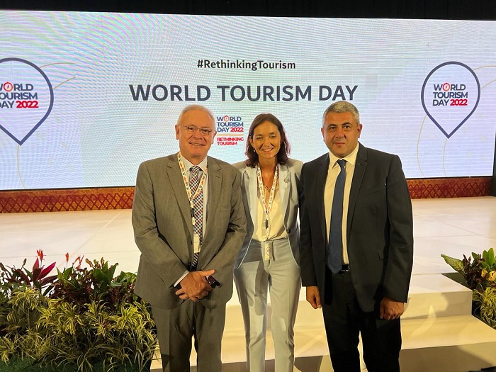 Daniel Solana con la ministra Reyes Maroto y el secretario general de la OMT